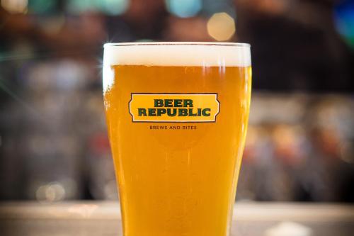 a glass of beer with a beer republic label on it at Holiday Inn Bangkok by IHG in Bangkok