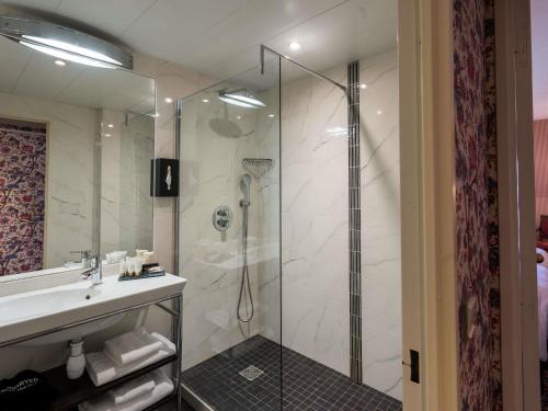 Ein Badezimmer in der Unterkunft Aigle Noir Hotel Fontainebleau - MGallery Collection