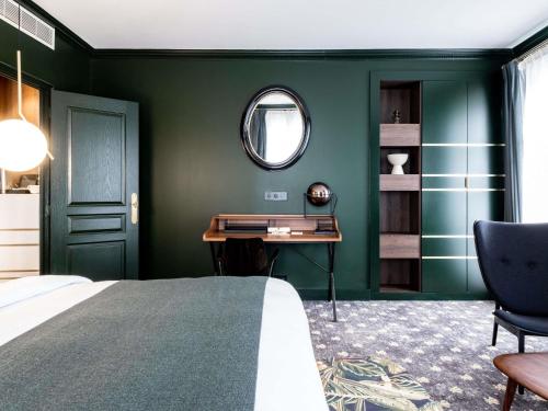 Ein Bett oder Betten in einem Zimmer der Unterkunft Aigle Noir Hotel Fontainebleau - MGallery Collection