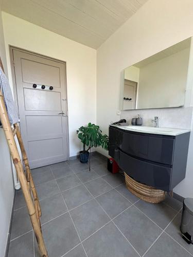 a bathroom with a black tub and a white door at Breizh Meme - Appartement cosy et Escape Game in Brest