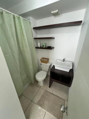 a bathroom with a toilet and a sink at La Serena, Vista al mar y piscina in Coquimbo