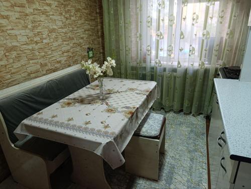 サマルカンドにあるYasmin Apartmentの花瓶のテーブル