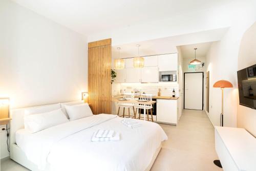 Central Modern Studio with balcony,1 min to Metro,10 min to Acropolis