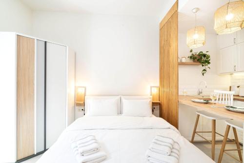 Central Modern Studio with balcony,1 min to Metro,10 min to Acropolis