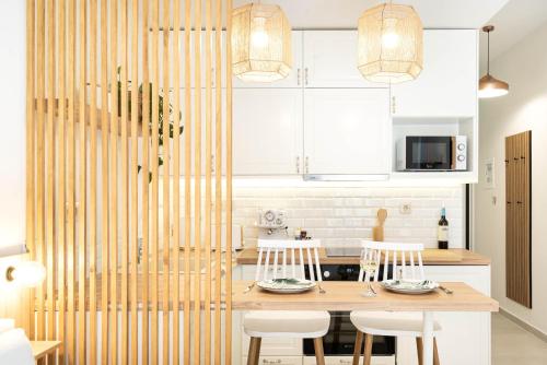 Central Modern Studio with balcony,1 min to Metro,10 min to Acropolis