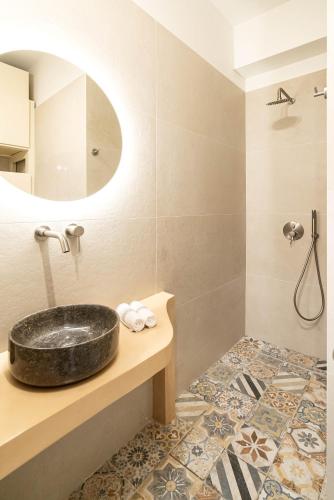 Central Modern Studio with balcony,1 min to Metro,10 min to Acropolis