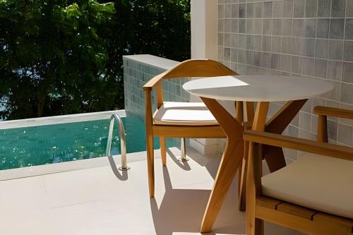 a table and chair on a balcony with a window at MAR DÁ LIBERDADE com Amerigo Vespucci in Morro de São Paulo