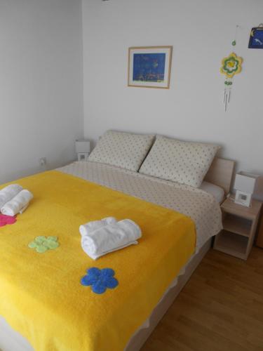 a bedroom with a bed with towels on it at Apartment Niko in Vir