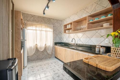 eine Küche mit Spüle und Arbeitsplatte in der Unterkunft Casa térrea com 03 quartos em Canto Grande in Canto Grande