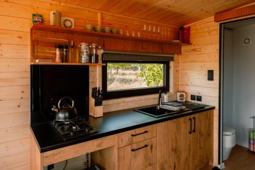 Kuchyň nebo kuchyňský kout v ubytování Secluded Cotswolds Off-Grid Cabin NEW Sept 25