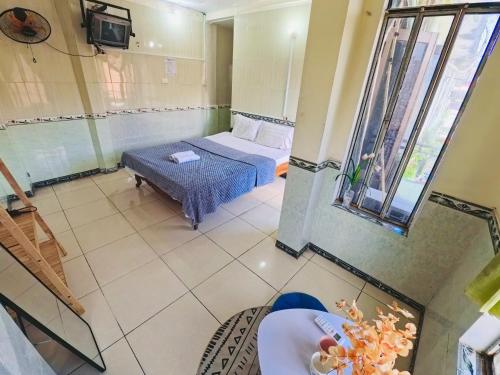 a small room with a bed and a window at QUANG'S nhà nghỉ in Thôn Kim Long (1)