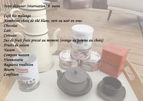 サヴネにあるLe Studio des Halles - Chambre d'Hôtesのさまざまな種類の鍋やフライパンが並んだテーブル