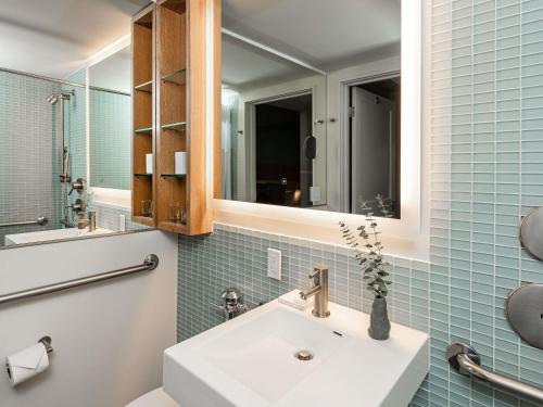 Un baño de Ändra Hotel Seattle - MGallery Collection