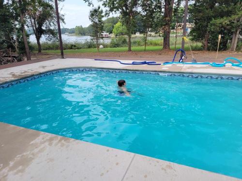 Piscina en o cerca de Spacious 4BR Home w Pool • Family Friendly
