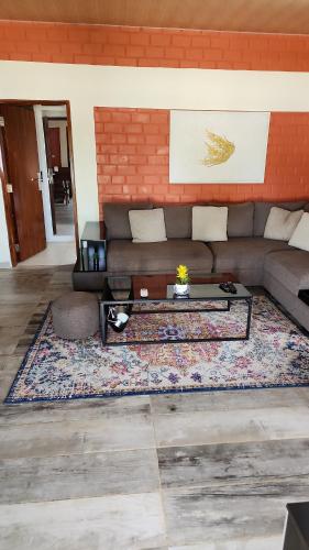 AssinieRésidence AL的客厅里有一张沙发和一张咖啡桌。