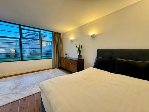Ένα ή περισσότερα κρεβάτια σε δωμάτιο στο Designer 1 Bed Flat in Iconic Building