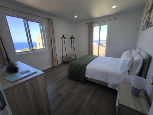 ein Schlafzimmer mit einem Bett und einem großen Fenster in der Unterkunft Flor da Natureza - Natureza in Pilar