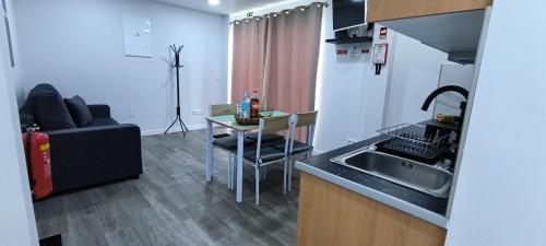 eine Küche mit Spüle und Tisch in einem Zimmer in der Unterkunft Flor da Natureza - Natureza in Pilar