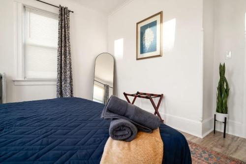 Postel nebo postele na pokoji v ubytování Whole House Near NYC and Transit with Game Room Fire Pit and King Bed