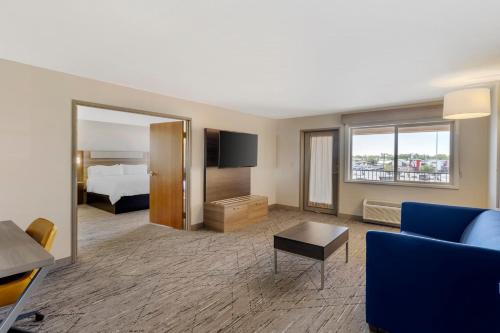 a large hotel room with a bed and a living room at Holiday Inn Express Fallon by IHG in Fallon