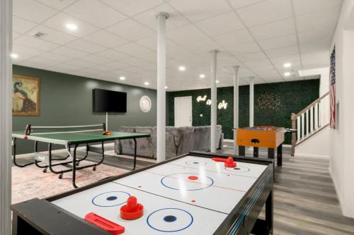 Sparrow BushにあるUpstate NY Escape - Game Ready, Game Room, Pool Table, Firepit, Delaware Riverの卓球台と卓球台が備わる部屋