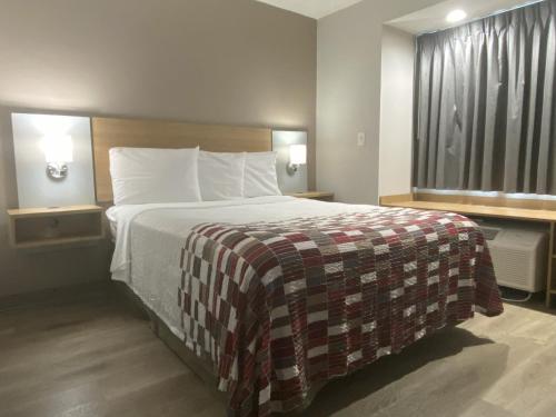 Red Roof Inn Winston-Salemにあるベッド