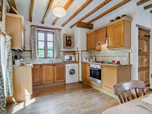 Kuchyň nebo kuchyňský kout v ubytování 2 bed in Pencelli BN281