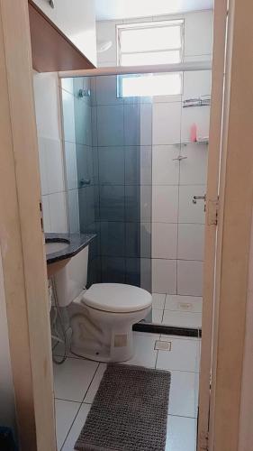 a bathroom with a toilet and a shower at Apartamento 2 quartos Serra in Serra