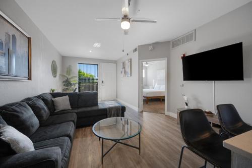 Μια τηλεόραση ή/και κέντρο ψυχαγωγίας στο Central Relaxing 1BR Phoenix Retreat near Airport apts