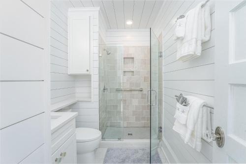 Koupelna v ubytování Tenth on Tybee by Tybee Cottages