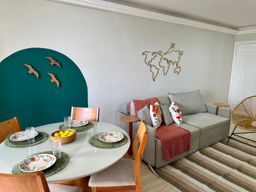 ヴィラ・ヴェーリャにあるM901 Vista Mar Piscina Ar Cond Garagemのテーブルとソファのあるリビングルーム