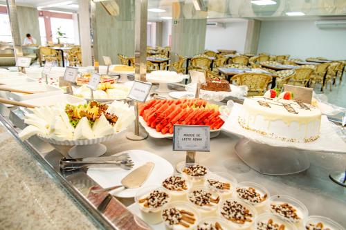 a buffet with cakes and other desserts on display at diRoma Spazzio direto com o Grupo diRoma com acesso ao Acqua Park e Café da manhã in Caldas Novas