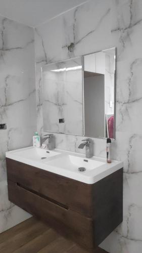 a bathroom with a sink and a mirror at Departamento para PERUMIN AREQUIPA in La Apacheta