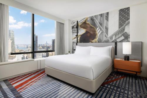 Ένα ή περισσότερα κρεβάτια σε δωμάτιο στο M Social New York Downtown - formerly Millennium Downtown New York
