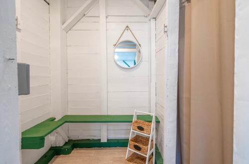 Koupelna v ubytování TYBeeach Cottage by Tybee Cottages