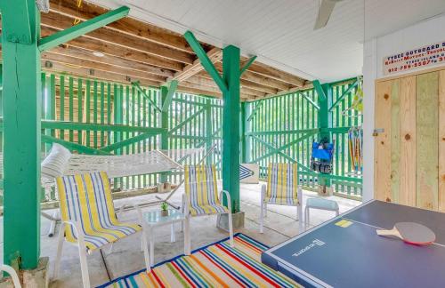 Restaurace v ubytování TYBeeach Cottage by Tybee Cottages