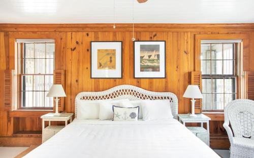 Voodi või voodid majutusasutuse Wicker Cottage by Tybee Cottages toas