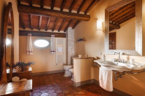 un baño con lavabo e inodoro en La Vistosa, en Ciciana