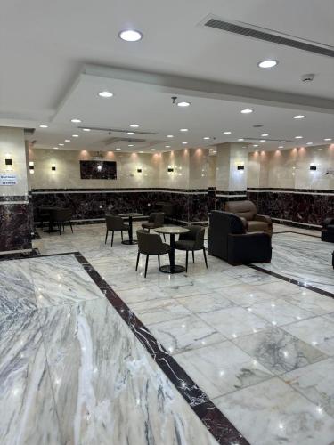 Restaurace v ubytování فندق مشرب رواء المنصور Mashrab Riwa Hotel