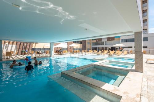 卡达斯诺瓦斯diRoma Piazza direto com o Grupo diRoma com acesso ao Acqua Park e Café da manhã的有人在水中的游泳池