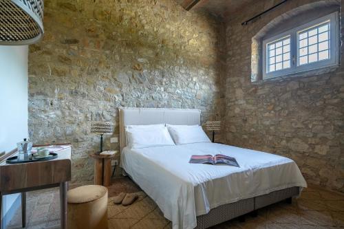 Postel nebo postele na pokoji v ubytování Relais Badia a Passignano