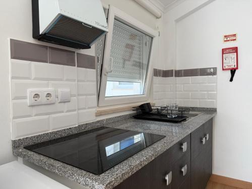 una cucina con un lavello e un piano di lavoro di Refúgio Dourado a Lourinhã