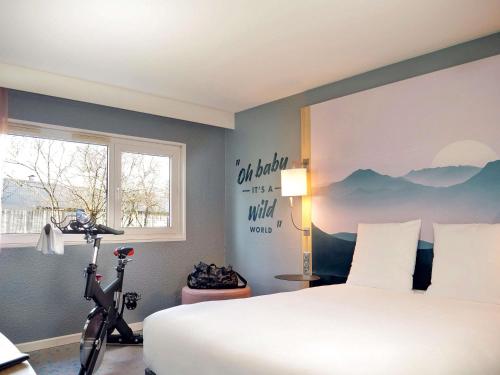 a bedroom with a large bed and a window at Mercure Annemasse Porte De Genève in Gaillard