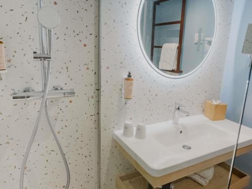 a bathroom with a sink and a mirror at Mercure Le Havre Centre Bassin Du Commerce in Le Havre