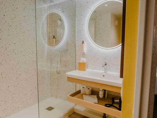 a bathroom with a sink and a mirror at Mercure Le Havre Centre Bassin Du Commerce in Le Havre
