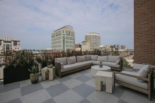Χώρος καθιστικού στο Downtown Modern Industrial Oasis