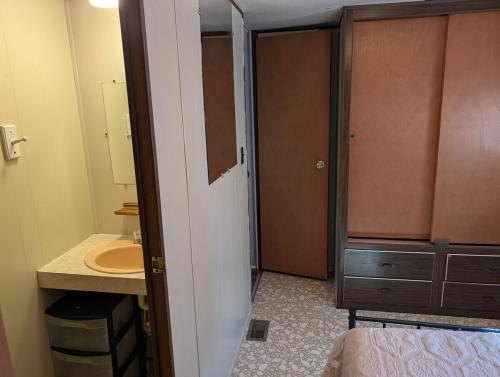 une salle de bain avec un lavabo, des toilettes et un miroir dans l'établissement Anchor In WaterFront Lake Marion, à Summerton