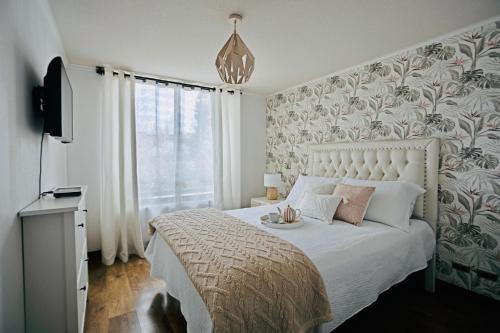 サンティアゴにあるDepartamento Nuevo en Ñuñoa full equipadoのベッドルーム(大きな窓、白いベッド付)