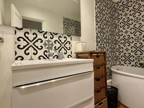 un bagno con un lavandino bianco e un water di Le Granvelle a Besançon