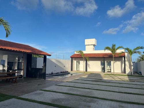 un edificio con palme di fronte di Sua casa de praia a Conde
